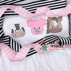 Peut inclure: Broderie appliquée de vache, cochon et cheval. Les motifs sont dans les tons de brun, blanc, rose et noir. Les motifs sont sur un fond de tissu blanc.