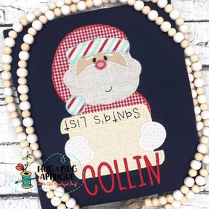 Puede incluir: Aplicación navideña azul marino con Papá Noel sosteniendo una lista. El gorro y el abrigo de Papá Noel son a cuadros rojos y blancos. La lista dice "Santa's List" y "Collin" en rojo.