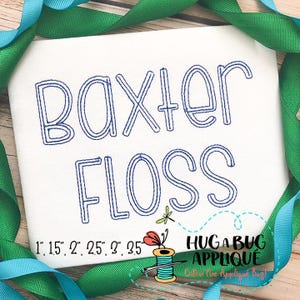 Pode incluir: Um tecido branco com o texto "Baxter Floss" bordado em fio azul. O texto está em uma fonte estilizada com um contorno duplo. O tecido é cercado por fita verde e azul. A imagem também inclui o texto "1. 1.5" 2. 2.5" 3. 2.5" e "Hug a Bug Applique".