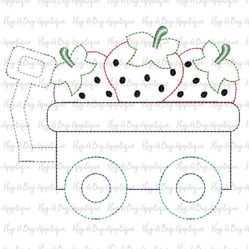 Puede incluir: Un dise&ntilde;o bordado de un vag&oacute;n lleno de tres fresas. Las fresas son rojas con semillas negras y tallos verdes. El vag&oacute;n est&aacute; delineado en negro y tiene cuatro ruedas. El texto "Hug & Bug Applique" se repite en la imagen.