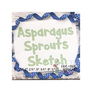 Puede incluir: Texto bordado en verde sobre un fondo blanco que dice "Asparagus Sprouts Sketch" con medidas en pulgadas debajo. Una cinta azul con lunares blancos está envuelta alrededor de los bordes de la tela.