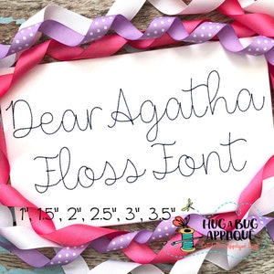 Pode incluir: Um cartão branco com o texto "Dear Agatha Floss Font" em fonte cursiva preta. Abaixo do texto estão os tamanhos 1", 1,5", 2", 2,5", 3" e 3,5". O cartão é rodeado por fita rosa e roxa com bolinhas brancas.