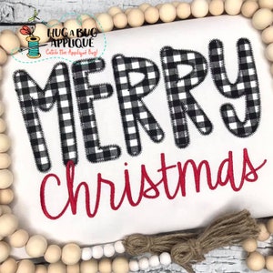 Op de afbeelding: Witte stof met zwarte en witte buffalo plaid applicatie letters die "Merry" spellen en rode cursieve schrijfwijze die "Christmas" spelt.