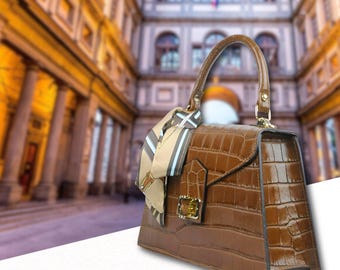 Borsa a tracolla in pelle italiana marrone scuro con stampa coccodrillo, realizzata a mano a Firenze per donna