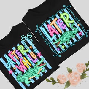 Könnte beinhalten: Zwei schwarze T-Shirts mit farbenfrohen Grafiken. Auf einem Shirt steht "AFTER WHILE" und auf dem anderen "LATER". Beide Shirts zeigen einen Cartoon-Alligator und Sternakzente. Der Text und der Alligator sind in leuchtenden Farben.