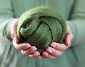 Merino Wool Roving in Ivy Green, Needle Felting, Wet Felting, Nuno Felting, Weaving, Arm Knitting, Chunky Yarn, DHG