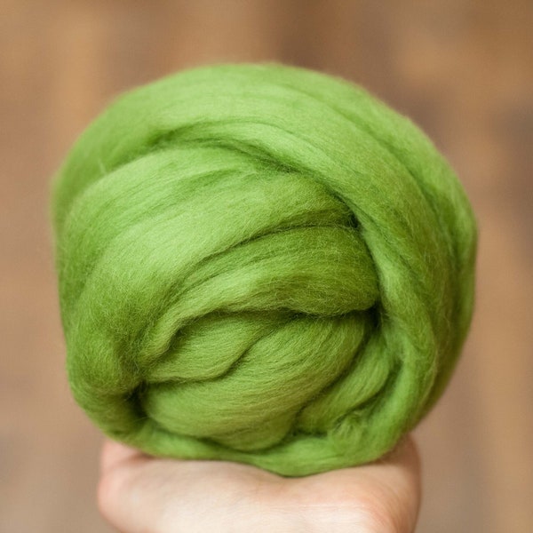 Merino Wool Roving in Leaf, Green, Needle Felting, Wet Felting, Nuno Felting, Weaving, Arm Knitting, Chunky Yarn, DHG