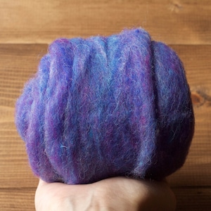 Nadelfilzwolle, Volumenvlies, Nassfilzen, Iris, Blau, Violett, Lila, Fleece, Wolle, Nassfilzen, Spinnen, gefärbte Wolle, Kunstfaser