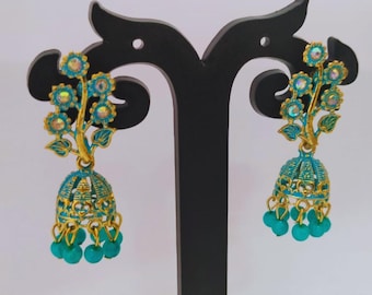 Ręcznie robione kwiatowe kolczyki Jhumka: biżuteria w stylu boho indyjska