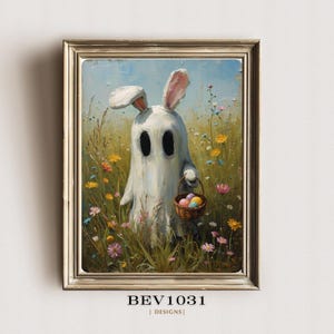 Puede incluir: Obra de arte enmarcada que representa un fantasma con disfraz de conejo, sosteniendo una cesta con huevos de Pascua de colores. El fantasma está en un campo de flores silvestres bajo un cielo azul. La obra está etiquetada "BEV1031 | DESIGNS |".
