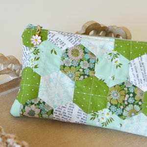 Quilted Hexagon Zipper Pouch Gift Sewing Pattern Makeup Bag Beginner English Paper Piecing PDF with Hexagon Template SVG Digital pattern