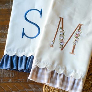 Paño de cocina con monograma personalizado y volantes con borde festoneado / Paño de cocina con inicial floral bordada personalizada / Regalo para anfitriona / Regalo de boda