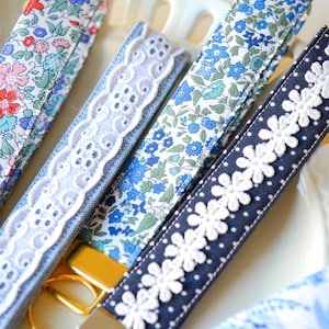Aangepaste stoffen sleutelhanger schoudertasje handgemaakte sleutelhanger lanyard voor vrouwen Sweet Sixteen cadeau voor haar bruidsmeisje cadeau voor nieuwe bestuurder sleutelhanger riem