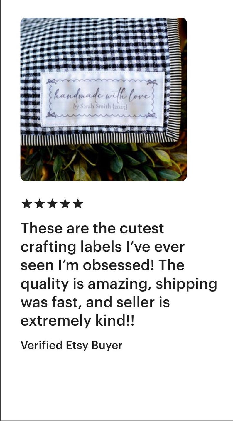 Op de afbeelding: Een wit label met de tekst "handmade with love" en de naam van de maker, Sarah Smith. Het label bevindt zich op een zwart-wit geruite stof. Het label is omrand door een decoratief frame.