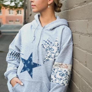 Patchwork Star Hoodie | Handgemaakte Cottagecore Sweatshirt | Custom Y2K Esthetiek | Gepersonaliseerd Cadeau voor Haar | Fleece Hoodie met Applicatie