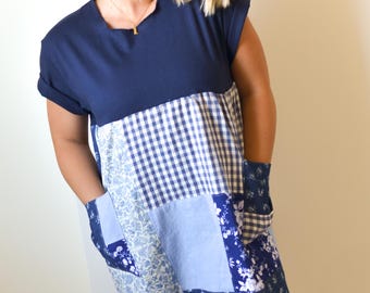 Handgemaakte blauw-witte patchwork babydolljurk marineblauwe gingham bloemenblokjurk met zakken Cottagecore-jurk losse pasvorm terug naar school-jurk