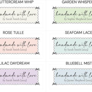 Op de afbeelding: Zes rechthoekige labels met geschulpte randen en strikaccenten. Elk label toont de tekst "handmade with love" in sierlijke letters, plus een naam en het jaar 2025. De labels zijn in diverse pastelkleuren.
