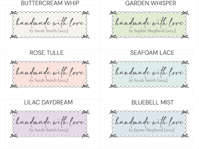 Op de afbeelding: Zes rechthoekige labels met geschulpte randen en strikaccenten. Elk label toont de tekst "handmade with love" in sierlijke letters, plus een naam en het jaar 2025. De labels zijn in diverse pastelkleuren.