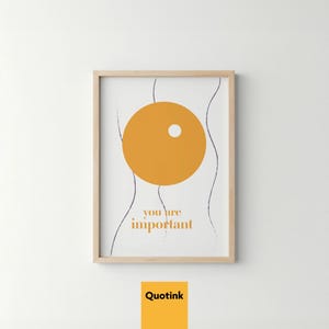 Könnte beinhalten: Ein gerahmter Kunstdruck mit einem abstrakten Design. Er zeigt einen großen orangefarbenen Kreis mit einem weißen Punkt, die Worte "you are important" und dünne, wellenförmige Linien. In der unteren rechten Ecke steht das Wort "Quotink". Der Rahmen ist hell.