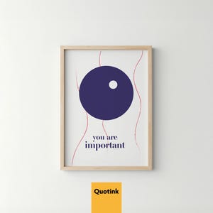 Könnte beinhalten: Gerahmter Kunstdruck mit minimalistischem Design. Ein großer, dunkelblauer Kreis mit einem weißen Punkt ist auf weißem Hintergrund zentriert. Die Worte "you are important" stehen darunter, mit roten wellenförmigen Linien.