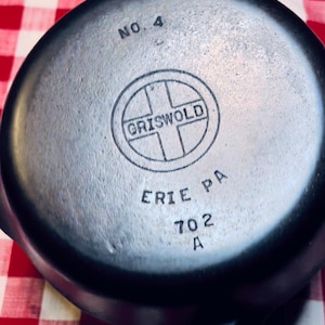 1944-50 Griswold Erie hard-to-find #4 small logo middle-most handle skillet 702 A