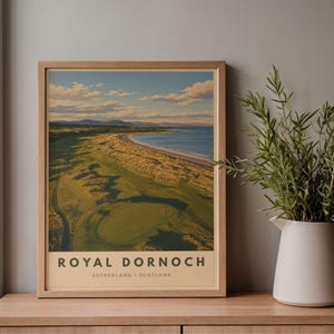 Peut inclure: Une impression d'art encadrée rectangulaire représentant une vue paysagère du terrain de golf Royal Dornoch à Sutherland, en Écosse. L'image montre un fairway vert, des dunes de sable et le littoral sous un ciel bleu nuageux. Le texte indique ROYAL DORNOCH.