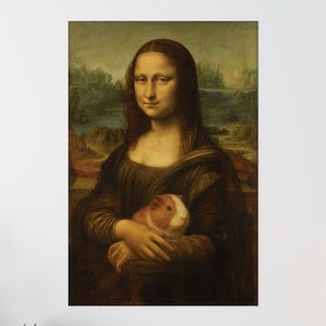 以下が含まれることがあります： モナ・リザのキャンバスプリントですが、ひねりが加えられています。被写体はモルモットを抱いています。このアートワークは、ユーモラスでモダンなアップデートが施された古典的な肖像画です。カラーパレットは暖かく、茶色とタンの色合いです。