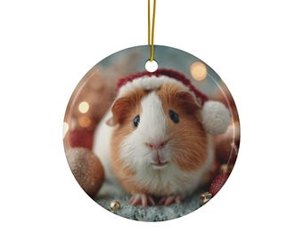 Puede incluir: Adorno navideño redondo con un conejillo de indias con un gorro de Papá Noel rojo. El conejillo de indias tiene pelaje marrón y blanco, rodeado de decoraciones festivas. El adorno cuelga de un hilo dorado.