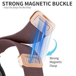 Puede incluir: Una correa de reloj el&aacute;stica marr&oacute;n con una hebilla magn&eacute;tica en tono oro rosa. El texto dice STRONG MAGNETIC BUCKLE - Easy On, Stays On, No Drop y Strong Magnetic Clasp. El dise&ntilde;o incluye dos componentes met&aacute;licos rectangulares.