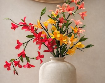 Dekoracyjny bukiet z ręcznie robionych kwiatów z bibuły. Bukiet składa się z 9 gałązek, po 3 w każdym kolorze.