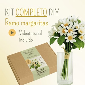 May include: A DIY kit for making paper daisy flowers. The kit includes a box with the text "Paper Flowers" and a video tutorial. A bouquet of white and yellow paper daisies is displayed in a clear glass vase. The text "Ramo margaritas" is also visible.
