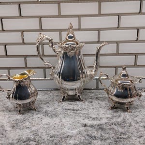 Wallace jaren 1950 Barok Verzilverde Koffiepot 282 Theeservies Suiker- en Melkkannetje 283 284 Sierlijk Zilveren Theeservies op Voetjes Vintage Set uit het midden van de 20e eeuw