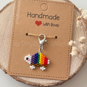 Mini Perlen LGBTQ Pride Flagge Schildkröte Charm, Regenbogen Clip-On Accessoire, niedliches handgemachtes Geschenk für Schwule, Lesben, Bisexuelle, Trans, LGBTQ+ inklusive