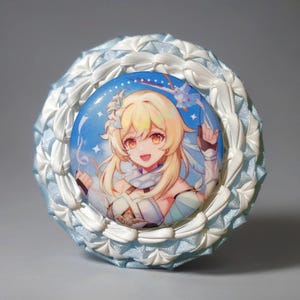 Könnte beinhalten: Ein runder Ansteckbutton mit einer Anime-Illustration einer blonden Figur mit orangefarbenen Augen vor einem blauen Hintergrund mit weißen Glanzpunkten. Der Button ist von einer gerüschten Bordüre aus hellblauem und weißem Satinband umgeben.