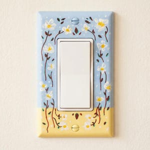 Handmålad blommig tallrik, väggdekoration med smörgula blå prästkragar