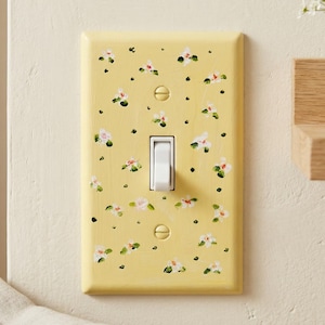 Placca per interruttore della luce floreale dipinta a mano, decorazione murale in stile cottagecore giallo e rosa per presa elettrica.