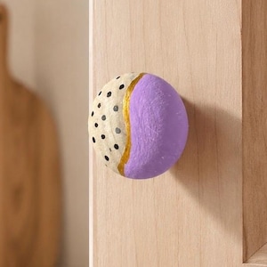 Bouton de porte de tiroir et de placard en bois peint à la main, lavande et points noirs avec accent doré, poignées de meuble de ferme moderne, décoration d'intérieur