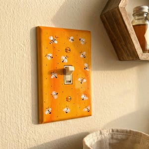 Placas para interruptores de luz pintadas a mano con diseño de abeja amarilla, decoración de cocina con diseño de abejorro, arte de pared para tapar enchufes imagen 4