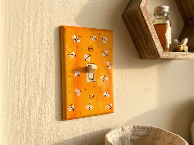 Placas para interruptores de luz pintadas a mano con diseño de abeja amarilla, decoración de cocina con diseño de abejorro, arte de pared para tapar enchufes imagen 4