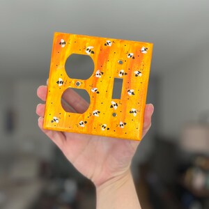 Placas para interruptores de luz pintadas a mano con diseño de abeja amarilla, decoración de cocina con diseño de abejorro, arte de pared para tapar enchufes imagen 13