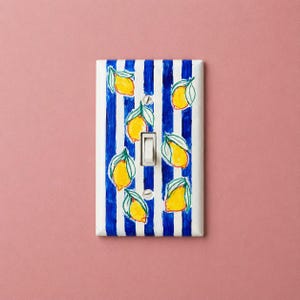 Placa embellecedora de interruptor de luz con limones pintados a mano, decoración de pared de cocina estilo cottagecore con rayas amarillas y azules.