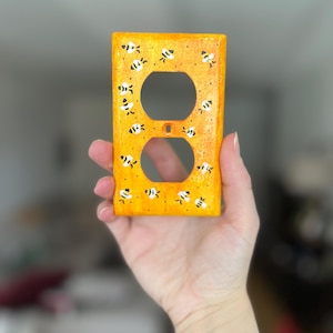 Placas para interruptores de luz pintadas a mano con diseño de abeja amarilla, decoración de cocina con diseño de abejorro, arte de pared para tapar enchufes Two vertical outlets