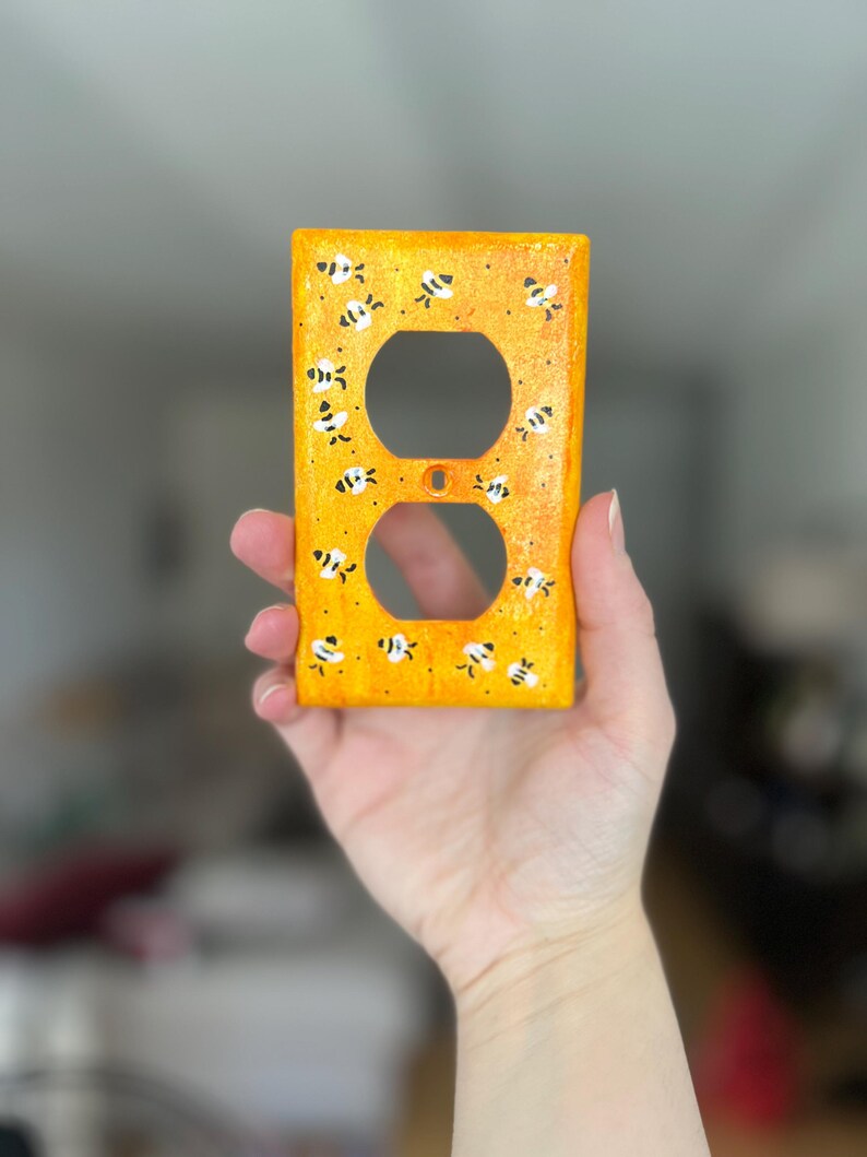 Placas para interruptores de luz pintadas a mano con diseño de abeja amarilla, decoración de cocina con diseño de abejorro, arte de pared para tapar enchufes Two vertical outlets