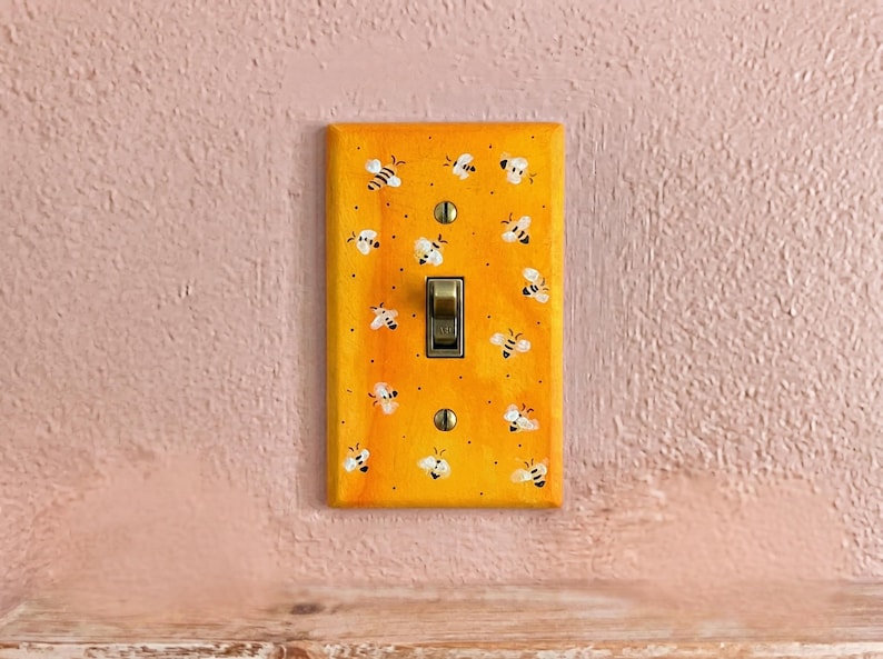Placas para interruptores de luz pintadas a mano con diseño de abeja amarilla, decoración de cocina con diseño de abejorro, arte de pared para tapar enchufes imagen 1