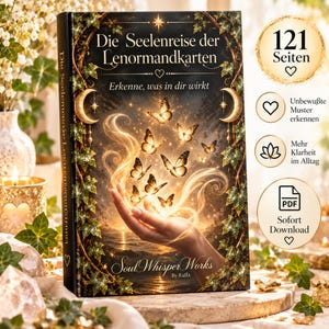 Könnte beinhalten: Ein gebundenes Buch mit dem Titel Die Seelenreise der Lenormandkarten, schwarzem Einband, goldenen Mondsicheln, leuchtenden Schmetterlingen und einer Hand, die in wirbelndes Licht greift. Der Text umfasst Erkenne, was in dir wirkt und SoulWhisperWorks.