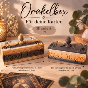 Könnte beinhalten: Zwei rechteckige 3D-gedruckte Boxen mit der Aufschrift Orakelbox, Für deine Karten, 3D gedruckt. Die linke Box ist für Karten bis 7 x 12 cm und 3,6 cm Höhe. Die rechte Box ist für Karten bis 6,5 x 9 cm und 3 cm Höhe. Beide haben Mondmotive.