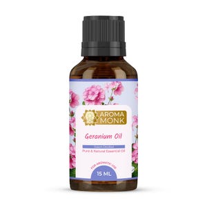 Puede incluir: Botella de aceite de geranio Aroma Monk. La botella de vidrio marrón tiene una tapa negra y una etiqueta con detalles florales rosas. La etiqueta dice "Geranium Oil" y "15 ml".