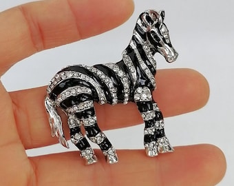 Broche de cebra esmaltado con cristales de imitación