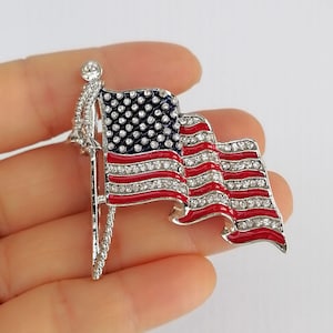Broche con bandera estadounidense y cristales de imitación CDB6644H Silver-tone