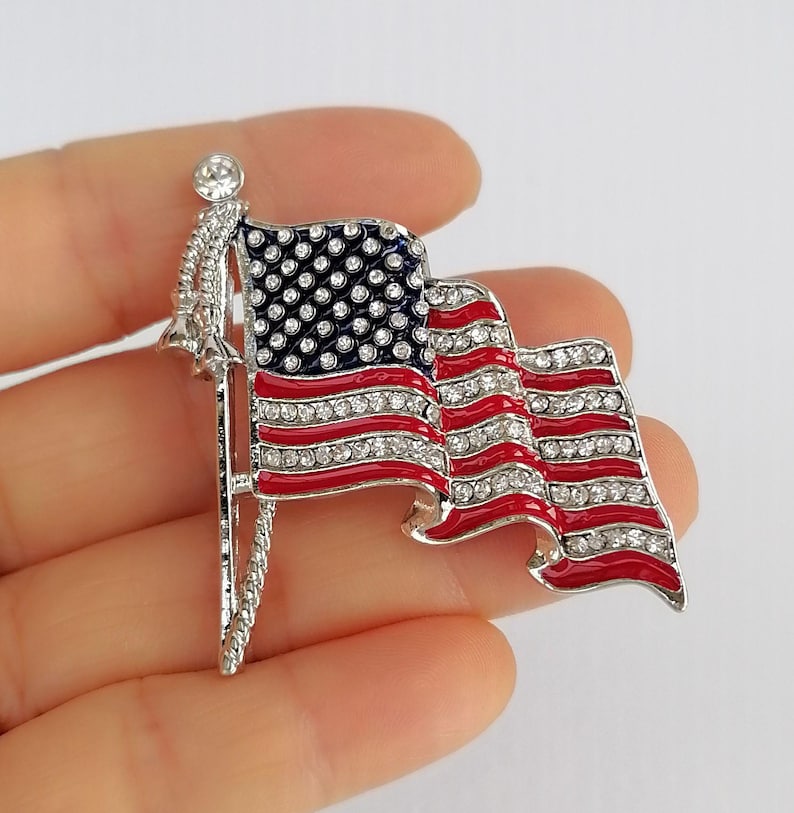 Broche con bandera estadounidense y cristales de imitación CDB6644H Silver-tone